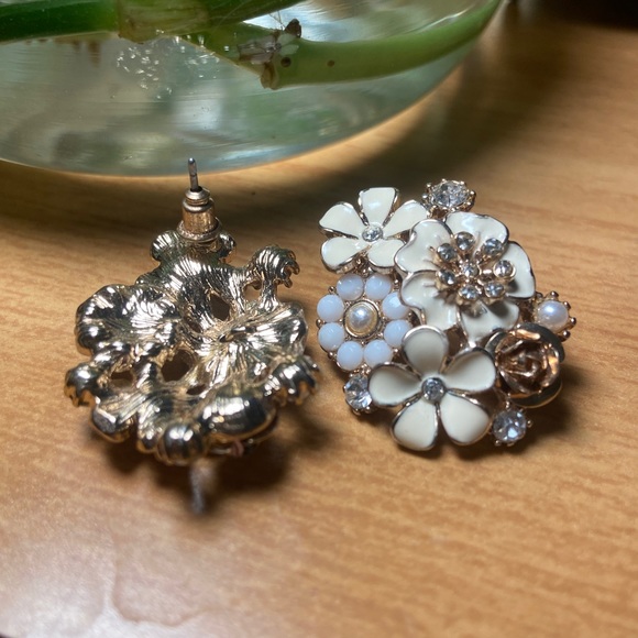 Forever 21 Gold Floral Earrings - Picture 6 of 6